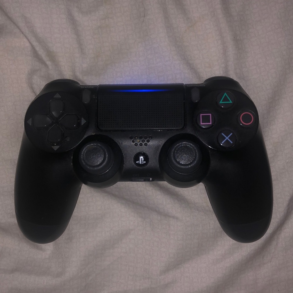 black ps4 controller